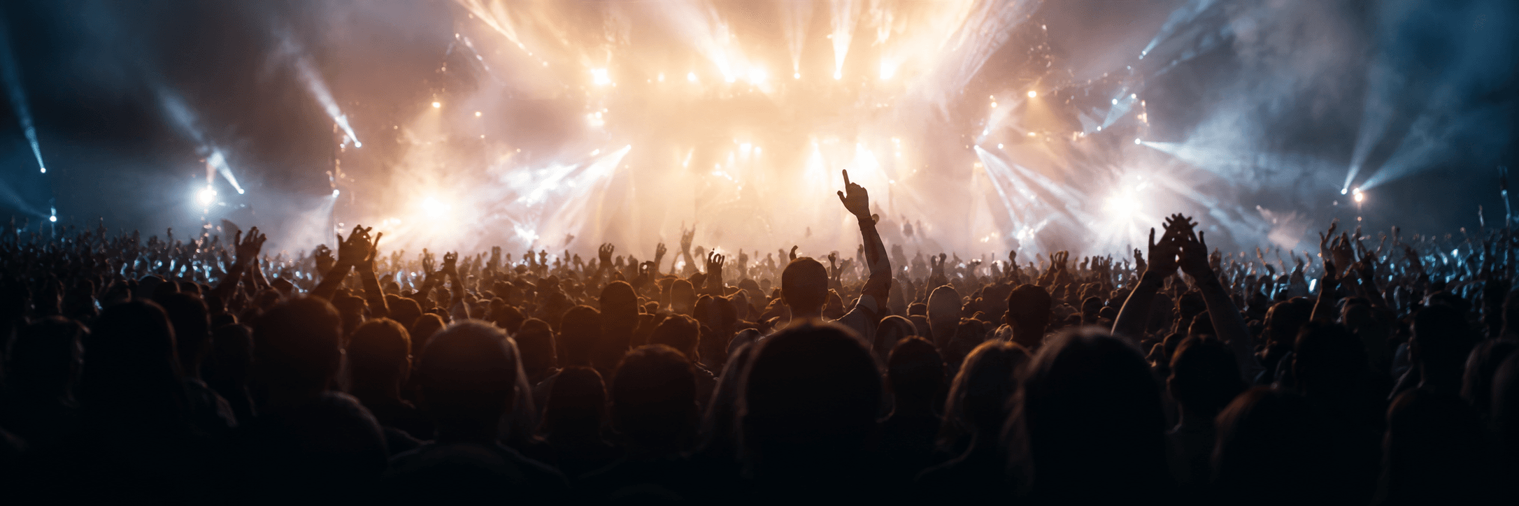Multidão em show com iluminação de palco