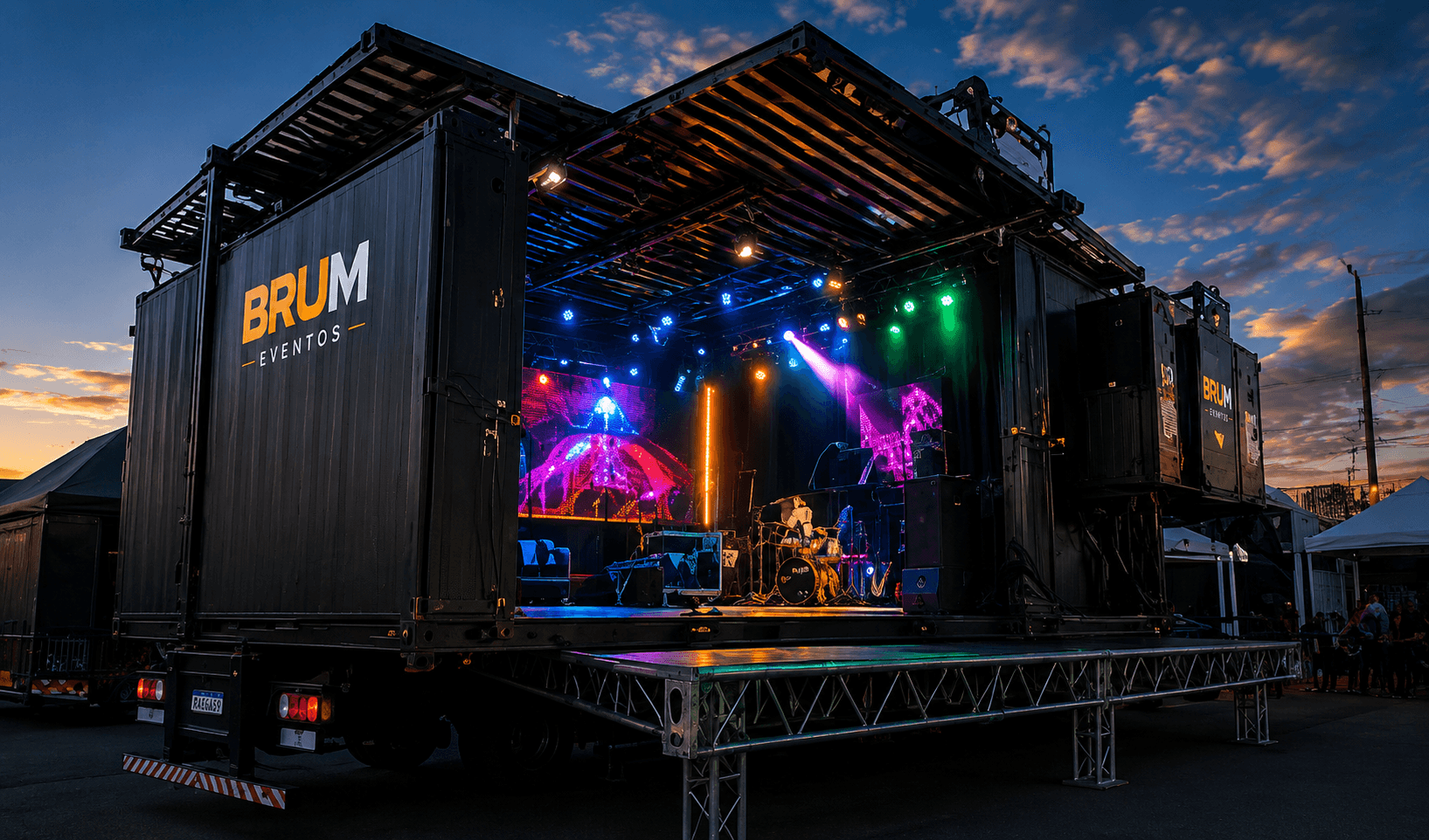 Palco container móvel da Brum Eventos ao entardecer, com iluminação colorida